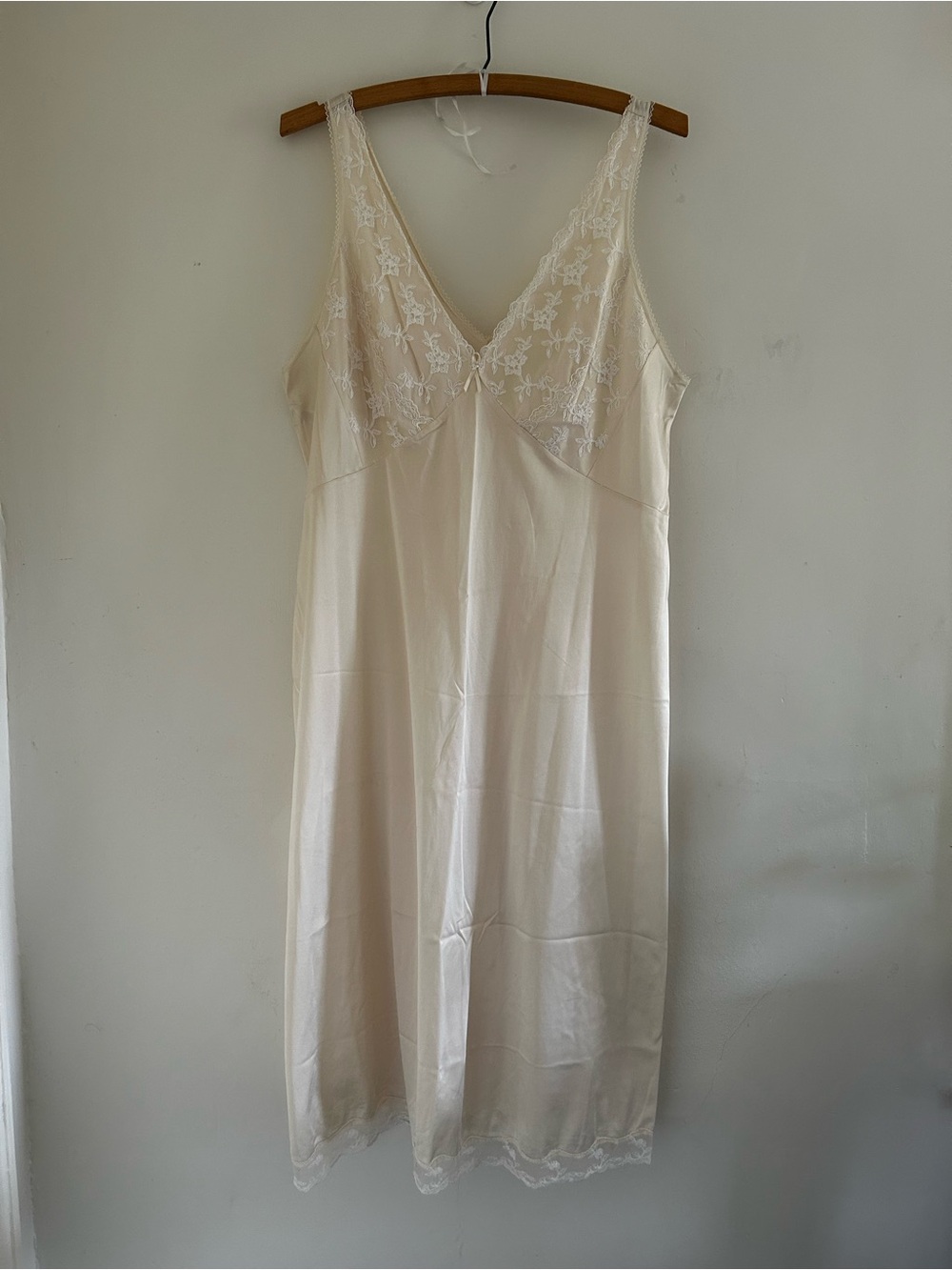 Wacoal Cream White Lace V-Neck Slip Chemise Nightgown Size 38
